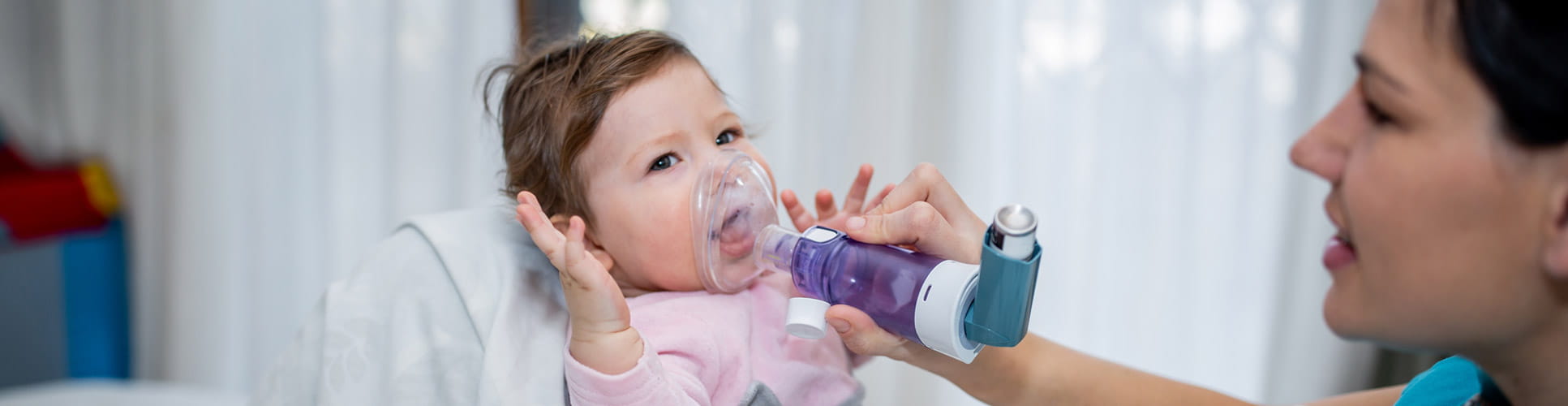 Toddler receives asthma treatment.